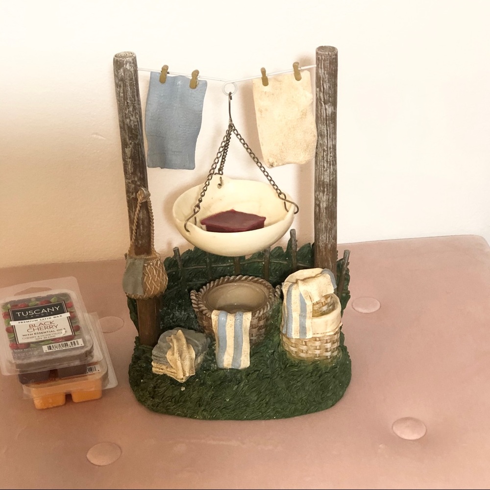 A very cute tealight burner with 2 essential oil. - Picture 3 of 3